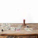Een oude houten tafel met tarotkaarten en kaarslicht.