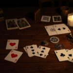Een tafel vol speel- en tarotkaarten, en mystieke symbolen.