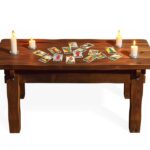 Een ongeorganiseerd dek van tarotkaarten op een houten tafel.