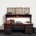Een vintage bureau met numerologie boeken en oude rekenmachine.